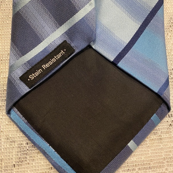 Van Heusen Tie - Picture 2 of 3